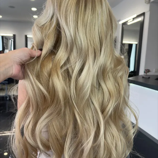 Balayage auriu natural realizat la Before & After Timișoara