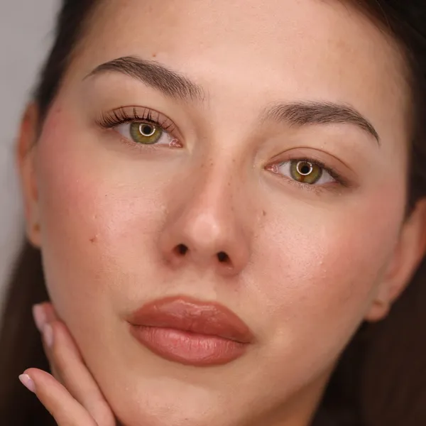Rezultat stilizare sprâncene, look natural și expresiv, Timișoara