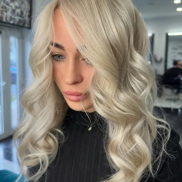 Blond platinum cu tonuri reci, colorare profesională Timișoara