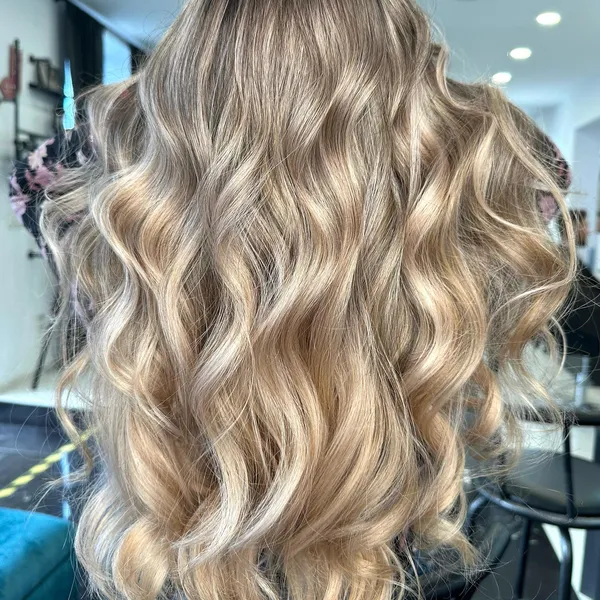 Balayage blond voluminos, colorare premium Timișoara