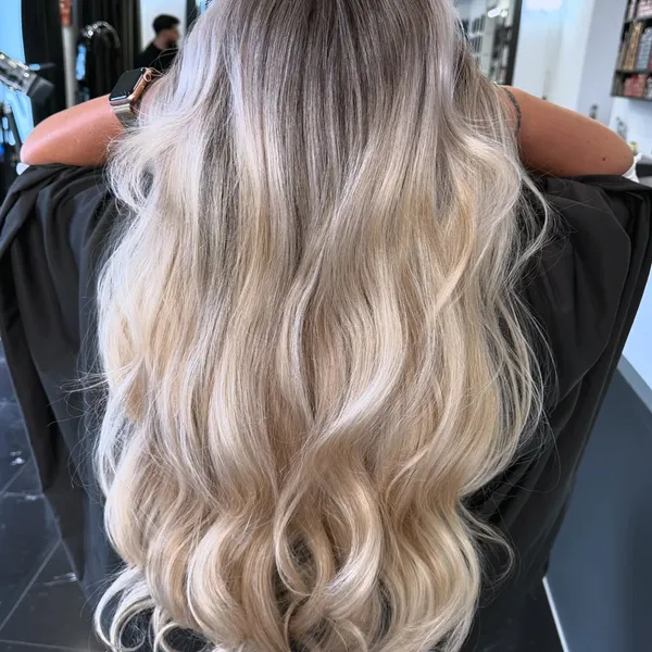 Highlights platinum pe păr lung, salon Before & After Timișoara