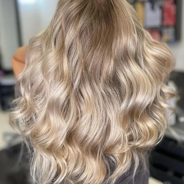 Balayage blond cald cu unde naturale, salon Timișoara