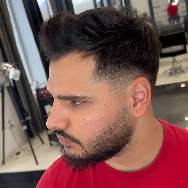 Fade cu barbă modelată în salon, barbering Before & After Timișoara