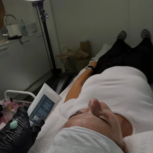 Tratament facial cu produse Bruno Vassari, salon Before & After Timișoara
