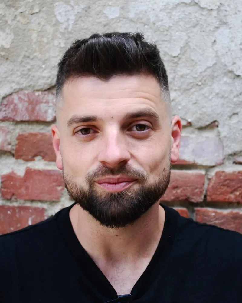 Fade curat cu barbă conturată, barbering profesional Timișoara