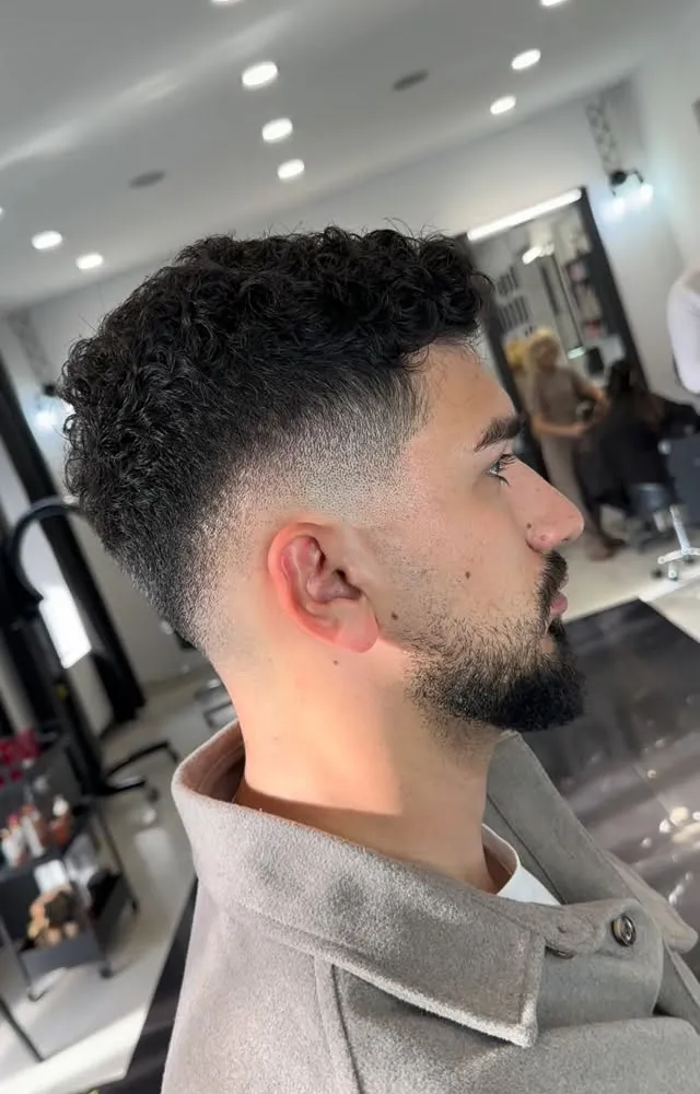 Fade cu lineup barbă precis, barbering profesional Timișoara
