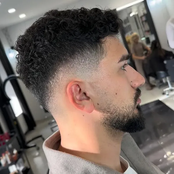 Fade pe păr creț realizat în salon, tunsoare profesională Timișoara