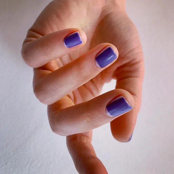 Manichiură gel mov periwinkle, unghii elegante Timișoara