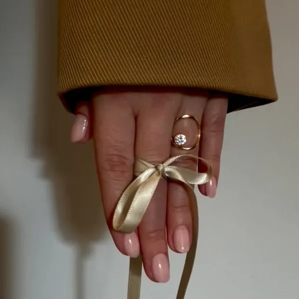Manichiură nude elegantă cu detalii, nail art Timișoara