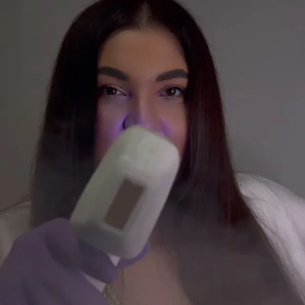 Patricia cu aparatul de epilare laser, specialist Before & After Timișoara