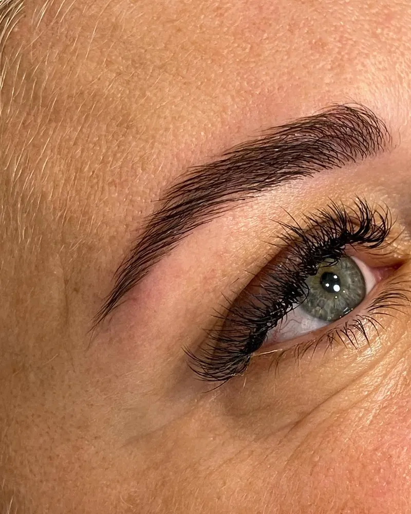 Sprâncene laminate cu lash lift, stilizare profesională Timișoara