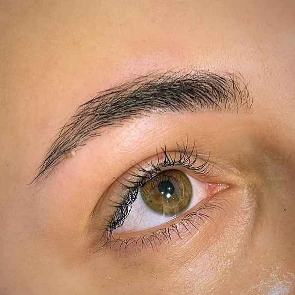 Sprâncene modelate natural, formă perfectă salon Timișoara