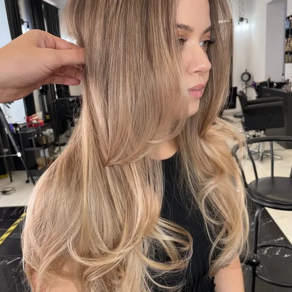 Coafură păr lung ondulat cu volum, styling profesional salon Before & After Timișoara