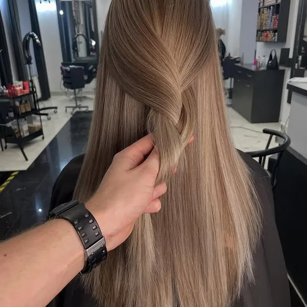Tunsoare modernă păr scurt cu styling profesional la coafor Before & After Timișoara