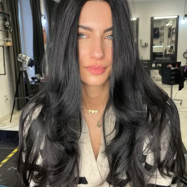 Vopsit păr brunet cu nuanțe calde, colorare expertă salon Before & After Timișoara