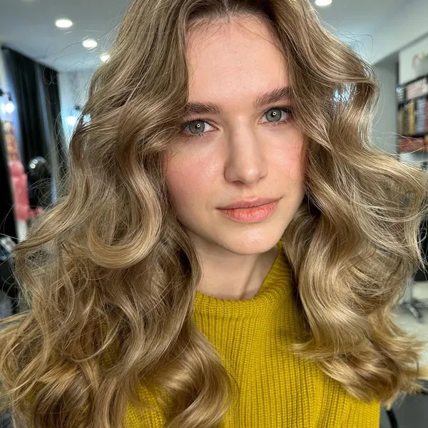 Tunsoare elegantă păr scurt cu styling modern la salon frumusețe Before & After Timișoara